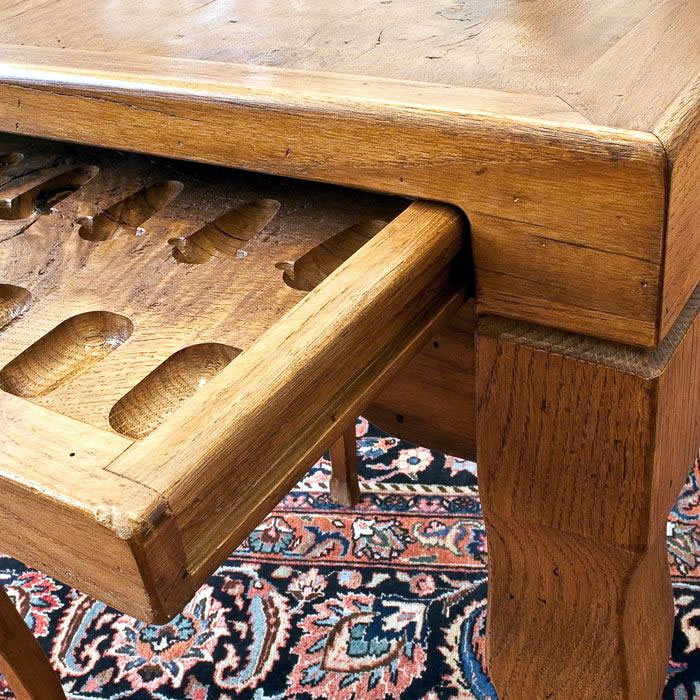 Il tavolo in rovere antico con cassetto porta scacchi